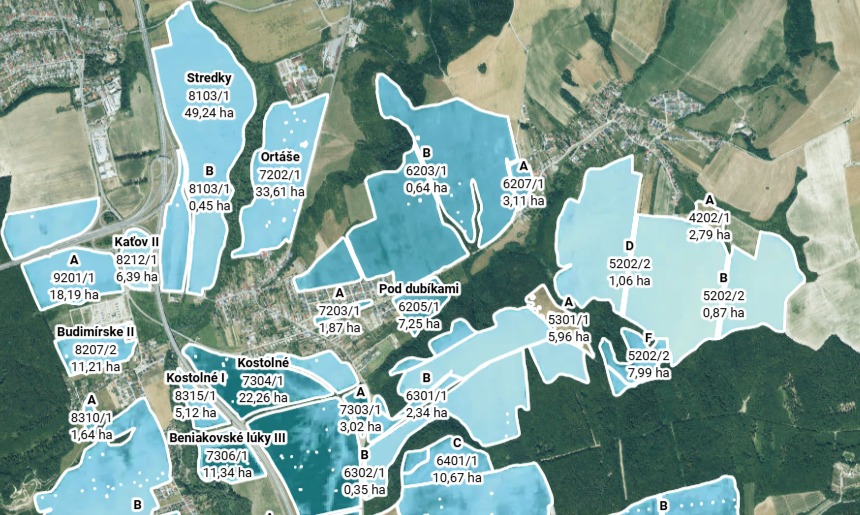 Index vlahy NDWI na parcelách podniku – svetlé parcely majú v poraste menej vody, tmavé viac